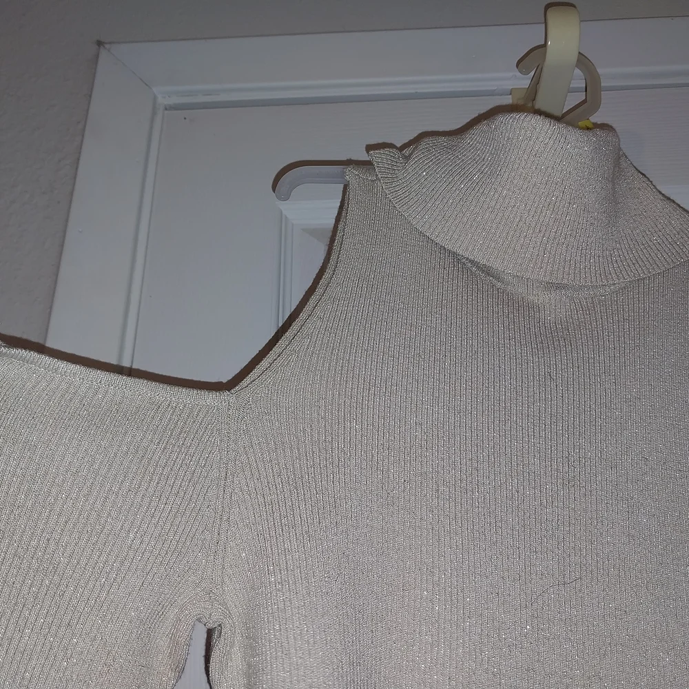 Intempo Off Shoulder Sweater - Picture 3 of 4